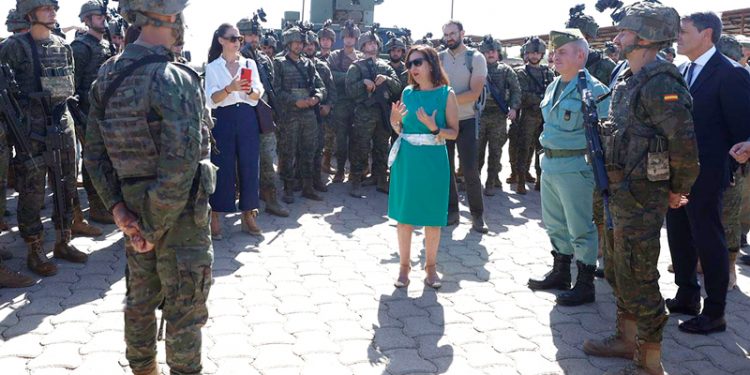 Robles destaca en Almería «la profesionalidad de la Legión»