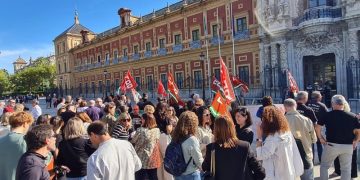Multitudinaria concentración en San Telmo por un convenio colectivo para Andalucía Emprende