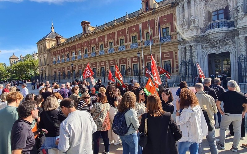 Multitudinaria concentración en San Telmo por un convenio colectivo para Andalucía Emprende