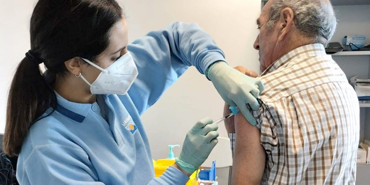 Comienza en Andalucía la vacunación de gripe y covid para mayores, embarazadas y sanitarios