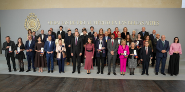 Los Reyes hacen entrega las Medallas de Oro en Bellas Artes en un multitudinario acto en Sevilla