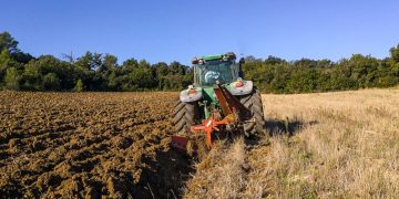 Muere un hombre tras volcar su tractor en Alcalá de Guadaíra