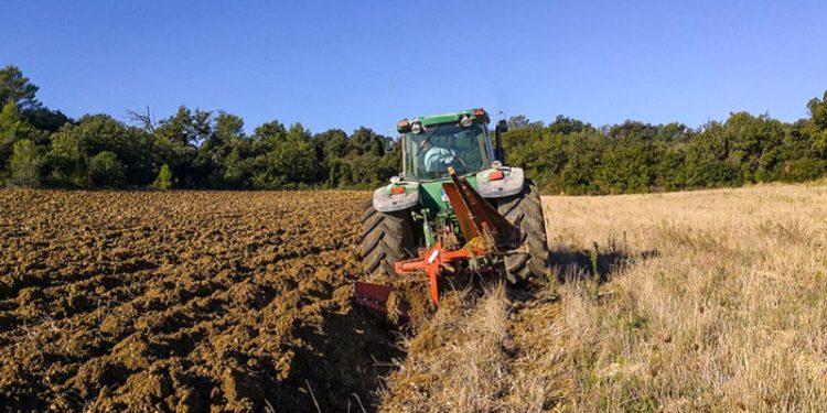 Muere un hombre tras volcar su tractor en Alcalá de Guadaíra